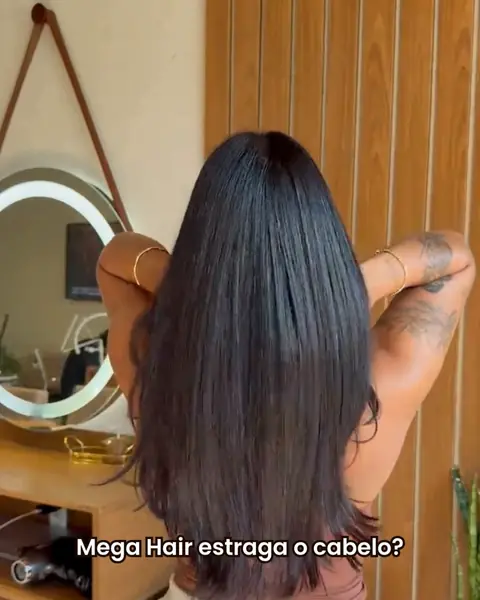 Cliente da Jana Soares mostrando o mega hair aplicado, no salão